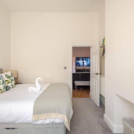 Stylish Flat In Central Location With Free Parking Swindon Luaran gambar
