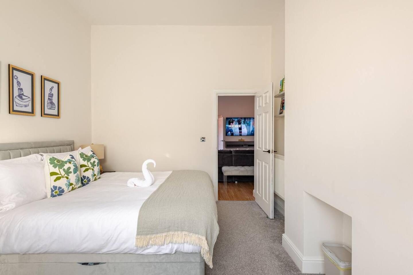 Stylish Flat In Central Location With Free Parking Swindon Luaran gambar