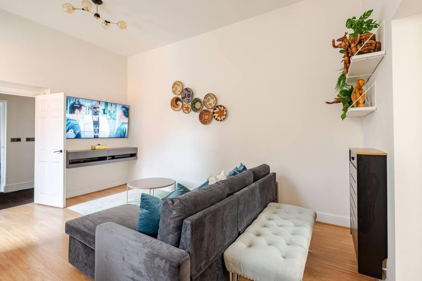 Stylish Flat In Central Location With Free Parking Swindon Luaran gambar