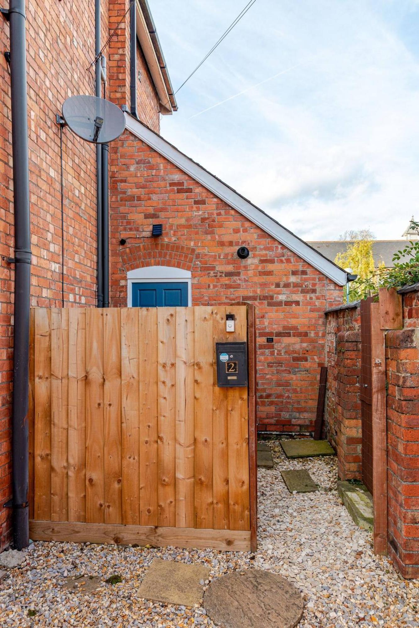 Stylish Flat In Central Location With Free Parking Swindon Luaran gambar